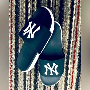 NY yankees slippers